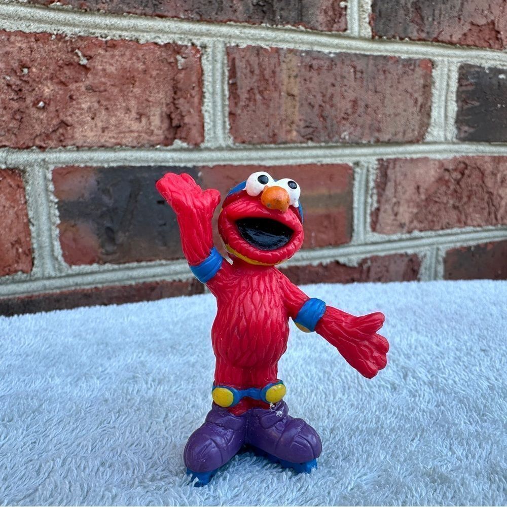 Fisher Price Sesame Street Roller Blading Skating ELMO Collectible Figure